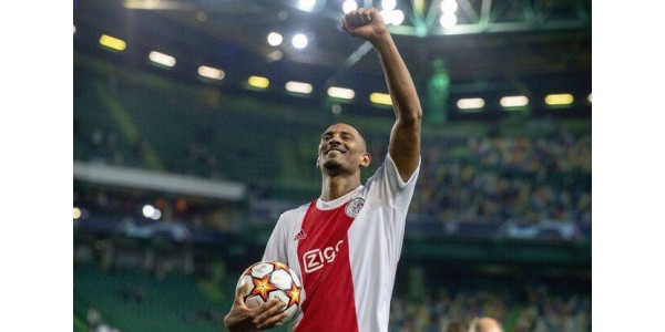 Sébastien Haller marcó 4 goles en un partido de la UEFA Champions League